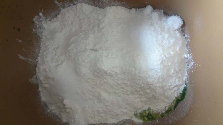 菠菜麻薯夹心软欧包,加入糖和盐,注意糖和盐对角放不要接触
