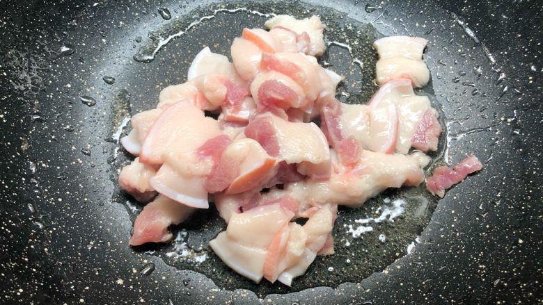 干锅包菜,锅里剩少许底油,放入五花肉