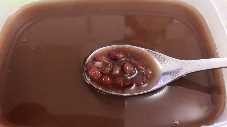 糖渍蜜红豆,剩余的红豆汤留下了一些红豆,下个菜谱我们做蜜豆小丸子