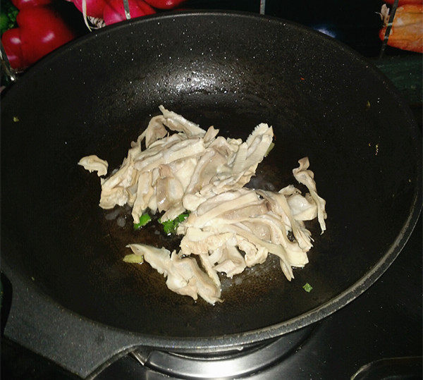青椒炒肚片,留底油下葱姜爆香,倒入肚片