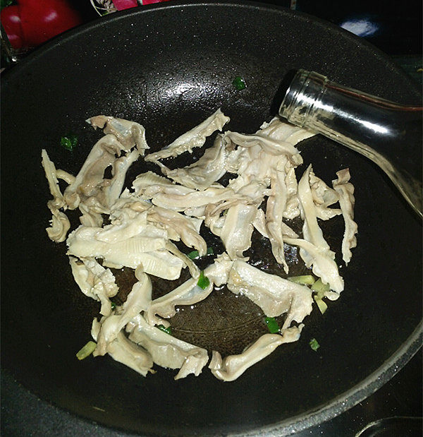 青椒炒肚片,倒入适量<a style='color:red;display:inline-block;' href='/shicai/ 718'>料酒</a>,转大火快速炒开