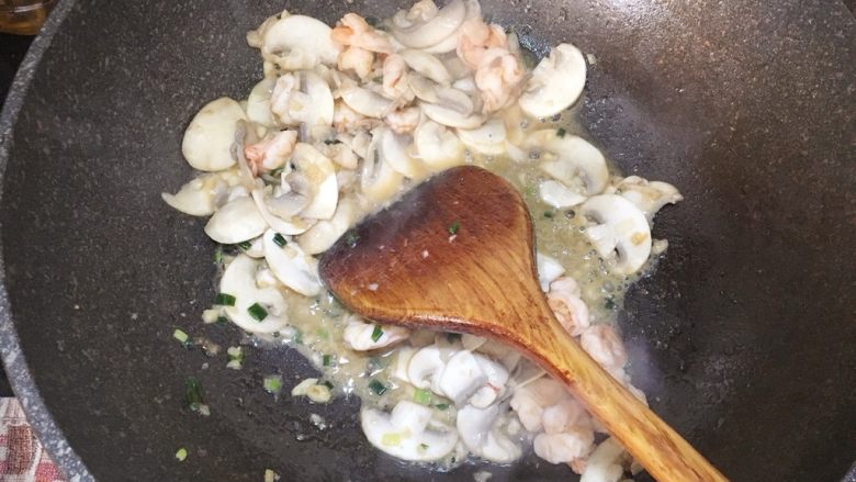 鲜虾蘑菇炒面,把虾仁也一起倒进去翻炒均匀,倒出碗中备用