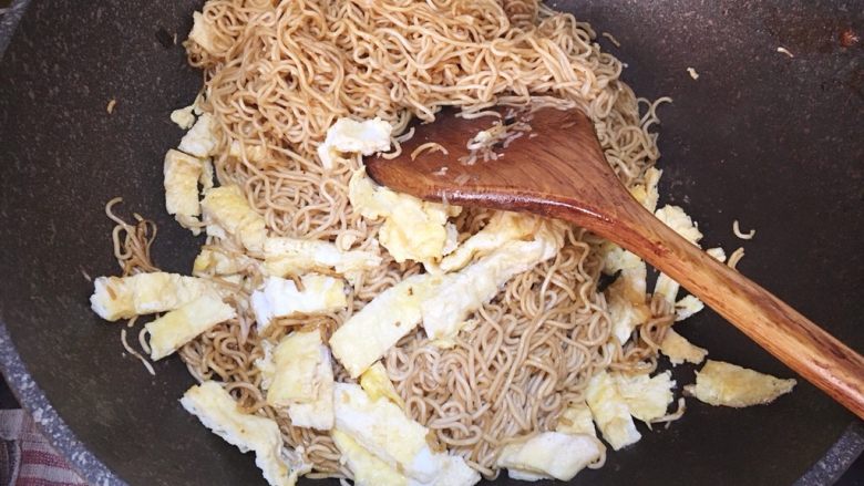 鲜虾蘑菇炒面,把鸡蛋丝倒入,翻炒均匀