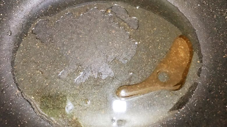 川香红烧筋头巴脑,小火慢慢炒至糖融化变色,马上关火不然很容易糊