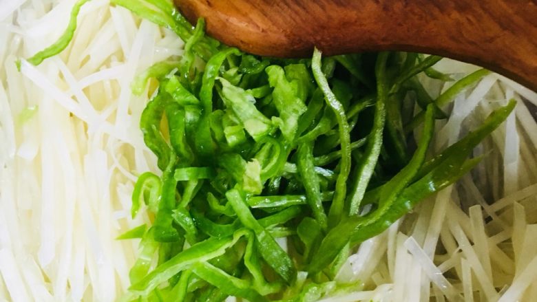 青椒炒土豆丝,再放入青椒翻炒至断生