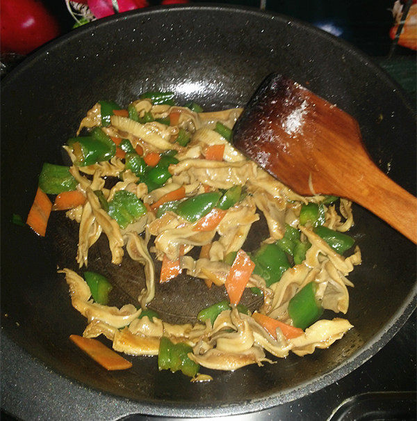 青椒炒肚片,撒少许<a style='color:red;display:inline-block;' href='/shicai/ 717'>味精</a>,翻炒均匀后关火即可