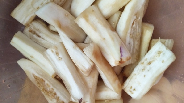 茄子炒肉卷,<a style='color:red;display:inline-block;' href='/shicai/ 58'>茄子</a>切条(我不喜欢皮的口感所以削了),用盐腌一会,挤干水分,裹上干粉。
