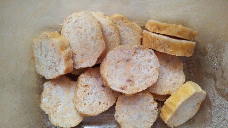 茄子炒肉卷,我们当地的<a style='color:red;display:inline-block;' href='/shicai/ 8190'>肉卷</a>,因为在其他地方没见过,不知道有没有。我是一整根吃不完,切好放冰箱冷冻,要用就比较方便。