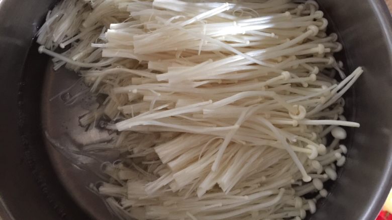 白灼金针菇,水煮沸后,将金针菇放入沸水中焯煮 2 分钟