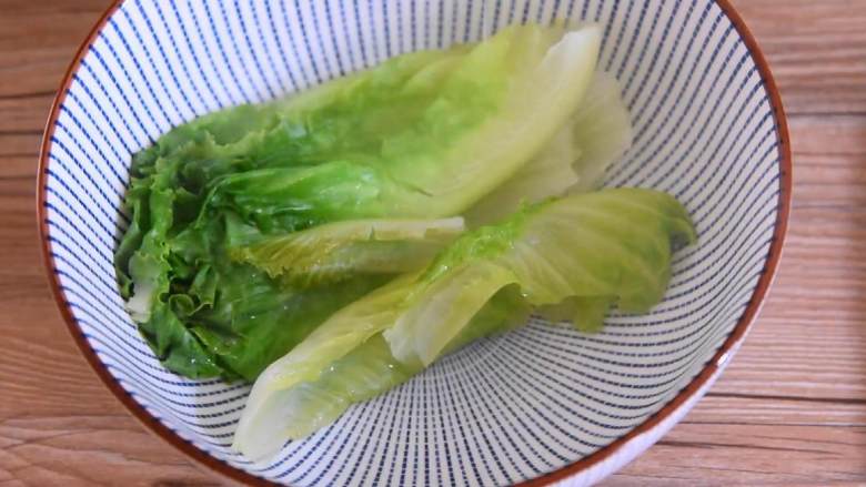 水煮肉片,又麻又辣的经典川菜,一定是很多人的最爱吧,生菜开水烫30秒,捞出,铺在碗底。