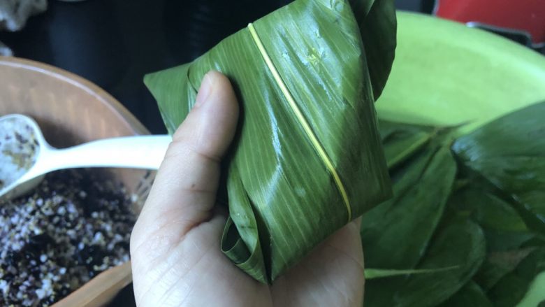 迷你杂粮粽,上方的粽叶盖到漏斗上,并扣住,长出来的部分往一边折。