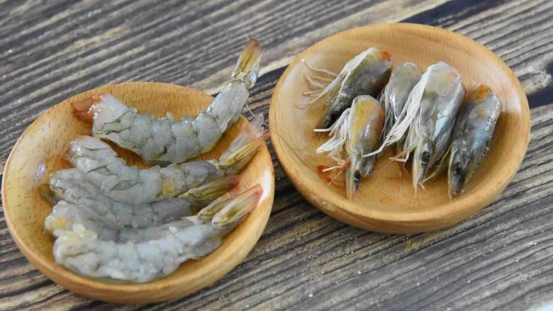 酸酸甜甜超级美味的海鲜菠萝饭，炎热夏季也能让你食欲大增,菠萝切小块，取出盐水浸泡。
虾头身分离，虾身部分去壳，备用。