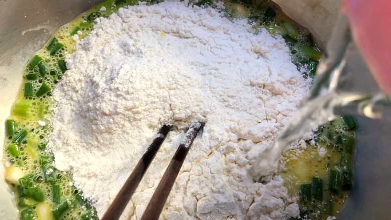 福州豆芽煎饼,倒入200ml水,用手动打蛋器搅成糊状