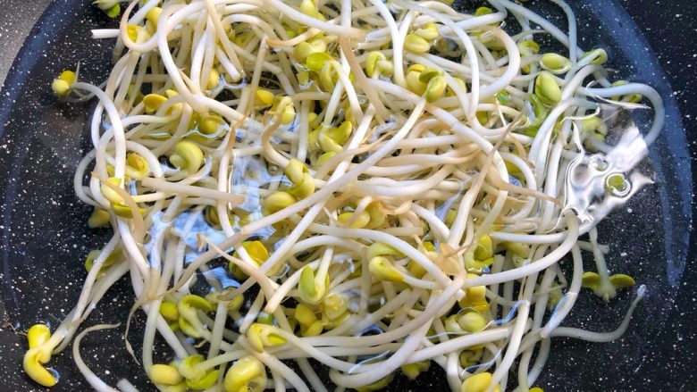 福州豆芽煎饼,锅里放入1000ml水烧开,放入豆芽焯至断生
