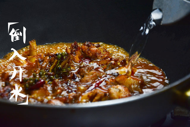 麻辣花椒鸡,搅拌均匀后倒入开水(水与食材持平),大火煮5分钟;