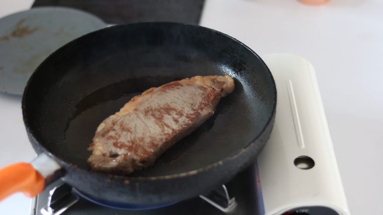 M9 黑椒牛排,平底锅大火预热,牛排放入煎20秒