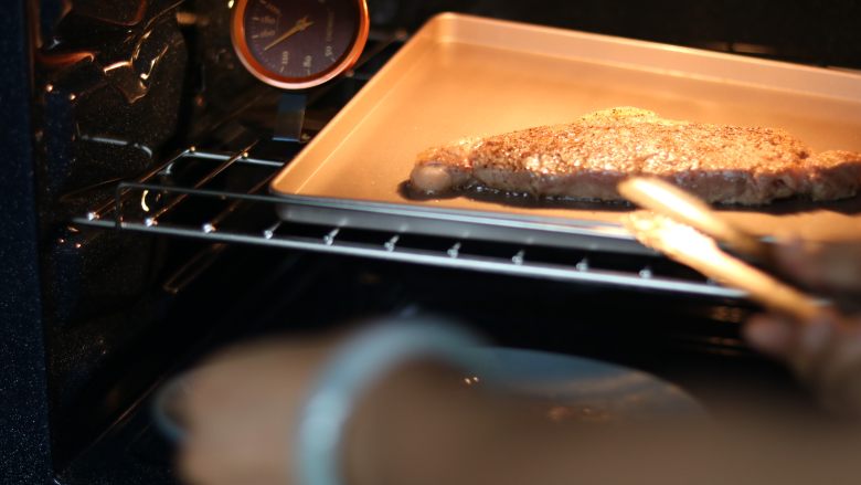 M9 黑椒牛排,烤箱上下火连烤盘一起预热至220℃,放入牛排,烘烤4-5分钟左右