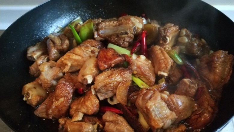 新文美食 红烧排骨,加入<a style='color:red;display:inline-block;' href='/shicai/ 135284'>美味鲜酱油</a>,生抽。料酒。炒均匀。