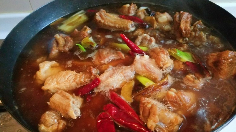 新文美食 红烧排骨,水合排平为止,加入适量盐,盖好盖子大火烧开转小火慢炖一个半小时。