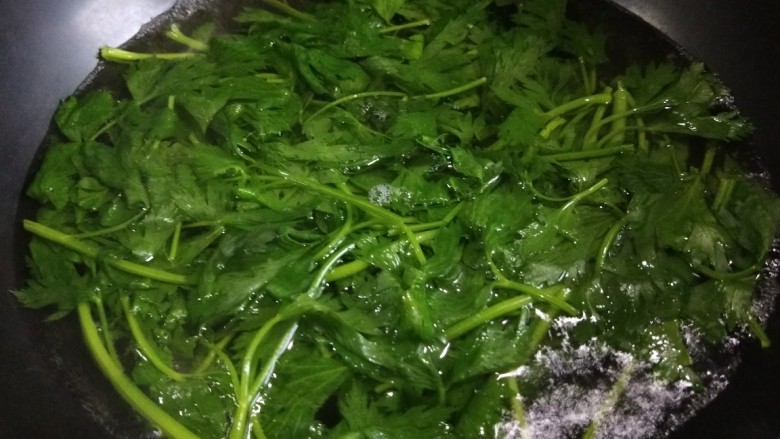 新文美食 凉拌香芹叶,在开水锅中烫一下水,过凉挤出水分切成小段。