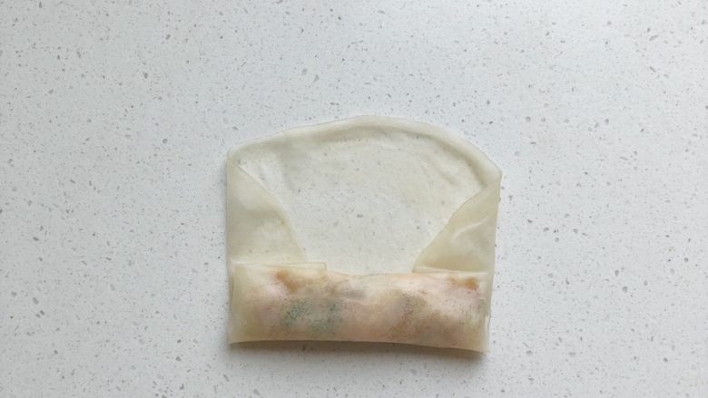 油炸春卷,末端蘸水抹春卷皮上收口,炸的时候就不会开口哦!