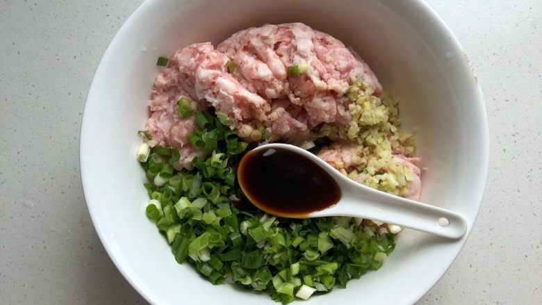 油炸春卷,调春卷肉馅:五花肉剁碎、葱切小段,姜蒜切碎一起放入加1汤匙蚝油
