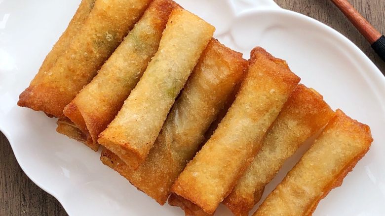 油炸春卷,温馨提醒:乘热吃更好吃,切忌不要使用大火哦,防止外糊里面不熟的现象)再次提醒,自制春卷皮请看上一贴!