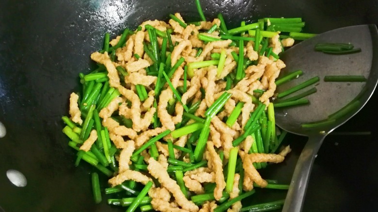 韭苔炒小面筋,翻炒均匀
