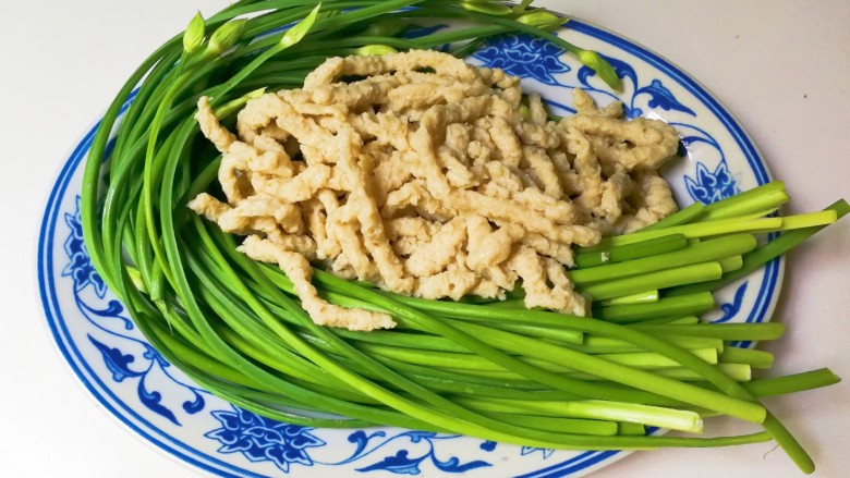 韭苔炒小面筋,准备好<a style='color:red;display:inline-block;' href='/shicai/ 166'>韭苔</a>,小面筋
