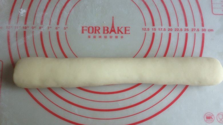 七夕巧果,面团发酵好后,充分揉匀,排出气泡,再搓成长条