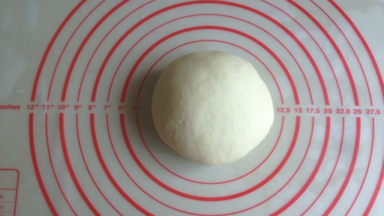 七夕巧果,再用手将它揉成光滑的面团。面团在室温下发酵两倍大,上面要盖上保鲜膜哟,防止风干面团