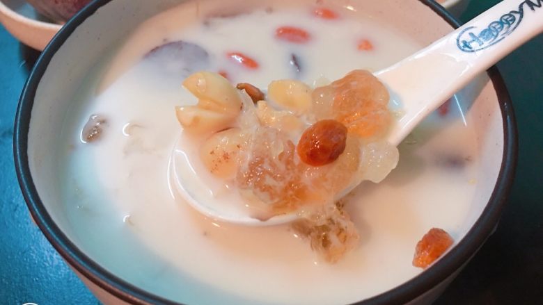 桃胶银耳莲子红枣枸杞炖牛奶