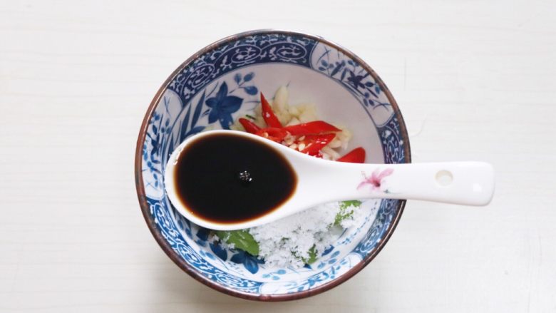 凉拌黄瓜,调酱汁:蒜瓣切碎、青红椒斜切放碗里加一勺生抽