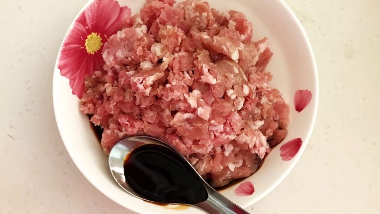 香煎肉末豆腐饼,加入2勺<a style='color:red;display:inline-block;' href='/shicai/ 788'>生抽</a>