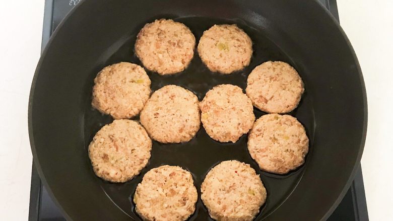 香煎肉末豆腐饼,油温6分热的时候加入豆腐饼,全程小火煎制