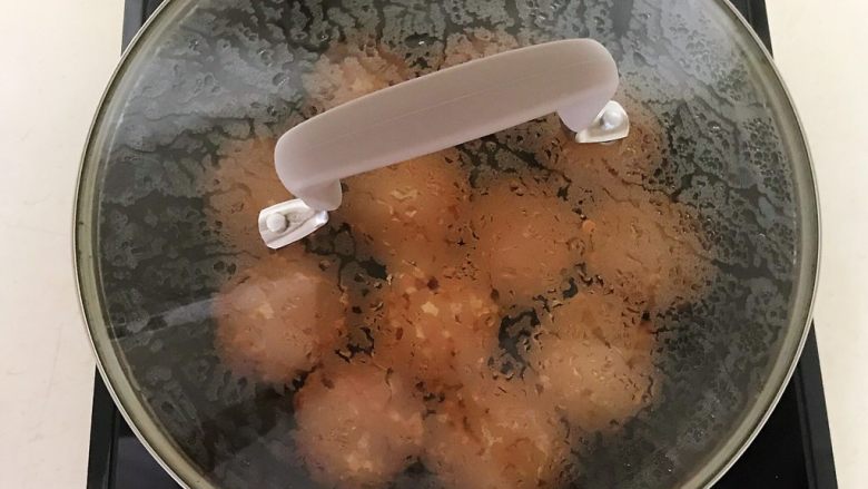 香煎肉末豆腐饼,盖上锅盖,煎至大约3分钟