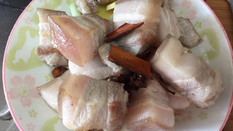 红烧肉,煎至焦黄后乘出备用。