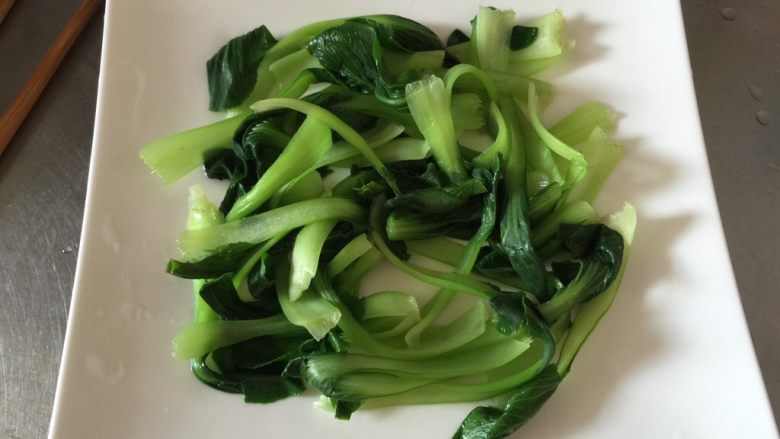 红烧肉,<a style='color:red;display:inline-block;' href='/shicai/ 6680'>小油菜</a>汆熟后倒入盘中。