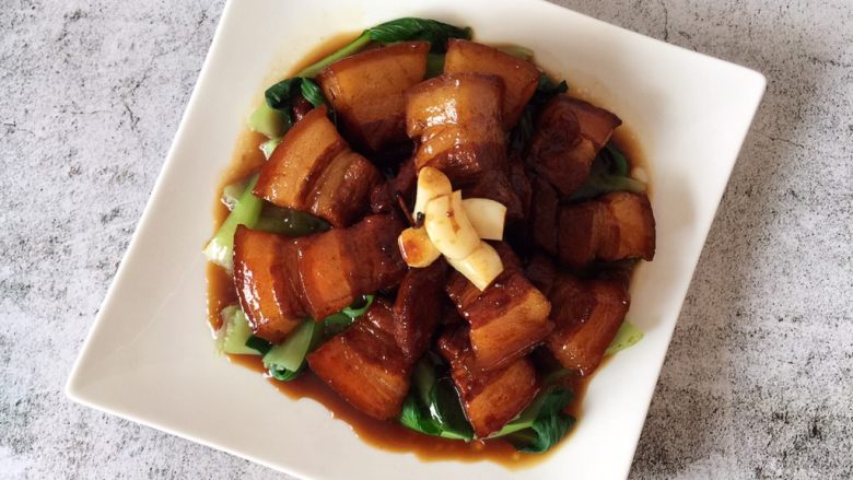 红烧肉,40分钟后大火收汁，乘出到小油菜上。