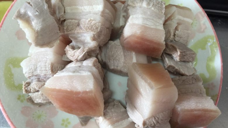 红烧肉,乘出洗净泡沫备用