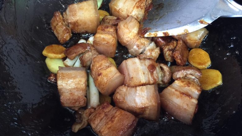红烧肉,炒至白糖溶化冒泡后倒入五花肉继续翻炒均匀。