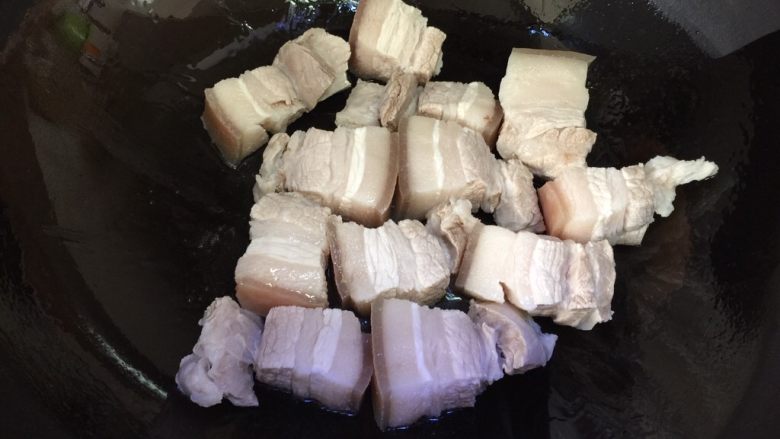 红烧肉,小火将五花肉多余油煎出，加入适量盐。
