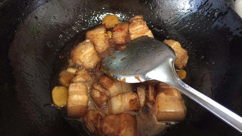 红烧肉,加入小杯<a style='color:red;display:inline-block;' href='/shicai/ 4766'>葡萄酒</a>