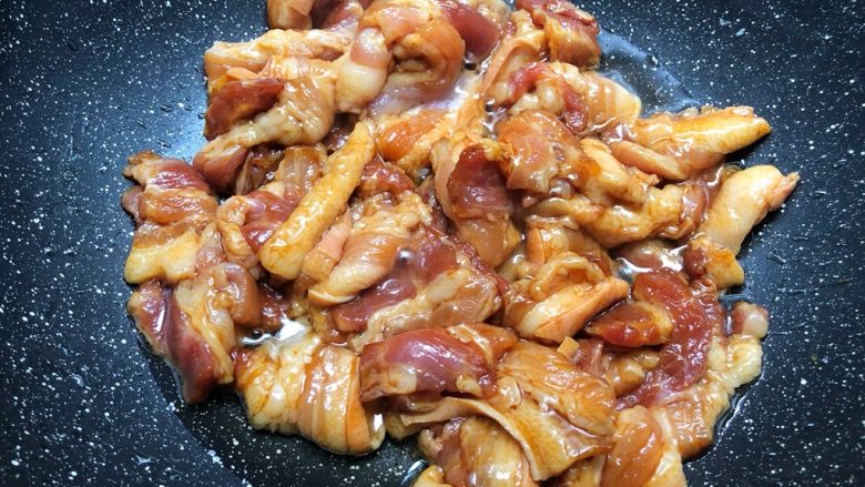 农家小炒肉,锅里放入少许油,放入腌制好的五花肉,小火煸炒出油