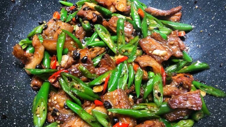 农家小炒肉,翻炒均匀,即可出锅