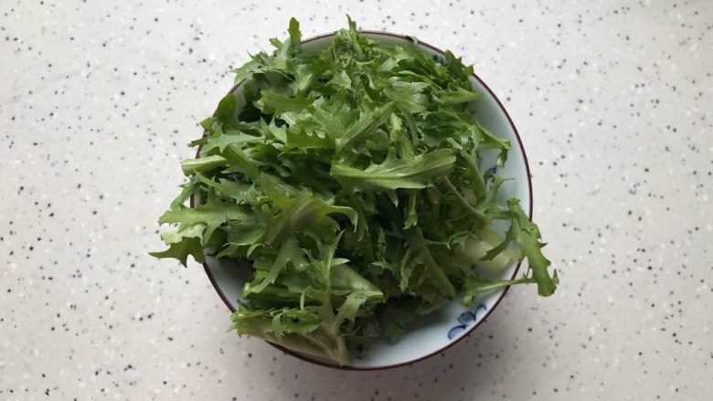 超美味的炸鸡沙拉,<a style='color:red;display:inline-block;' href='/shicai/ 3320'>苦菊</a>摘去老的部分,然后用饮用水洗净,之后切碎,控干水分,备用