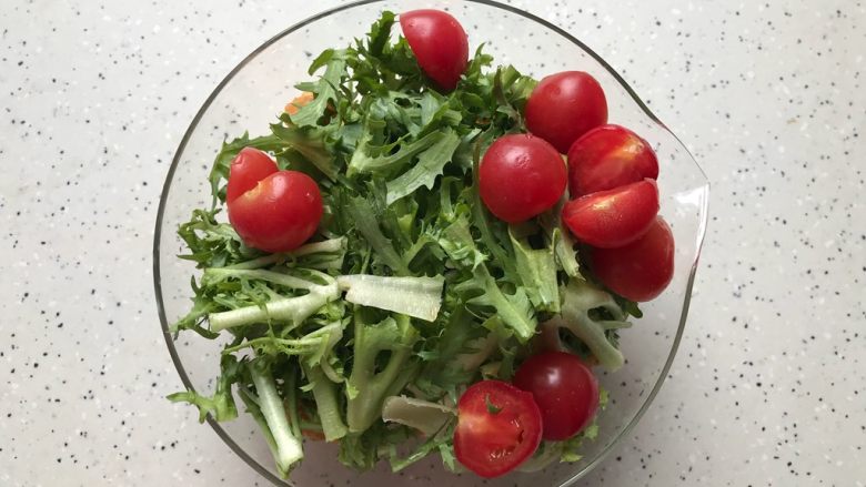 超美味的炸鸡沙拉,全部食材放入沙拉碗内