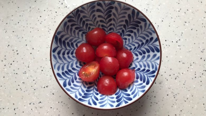 超美味的炸鸡沙拉,<a style='color:red;display:inline-block;' href='/shicai/ 3438'>圣女果</a>用饮用水洗净之后对半切开,备用