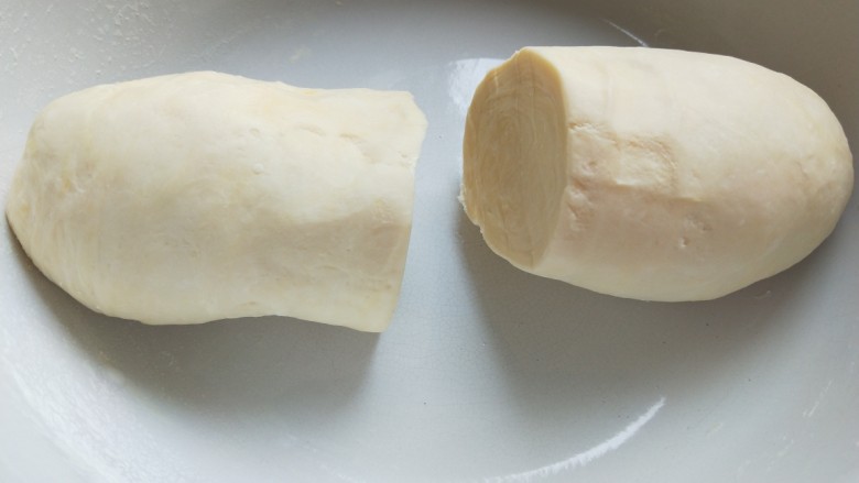 新文美食 双锅豆角焖面,加拿大小麦粉1500克,倒入温水合成面团醒放半小时,切成两块。