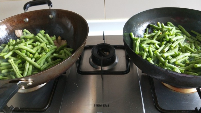 新文美食  双锅豆角焖面,同时倒入豆角翻炒。